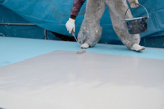 ウレタン塗布防水塗料を塗る職人