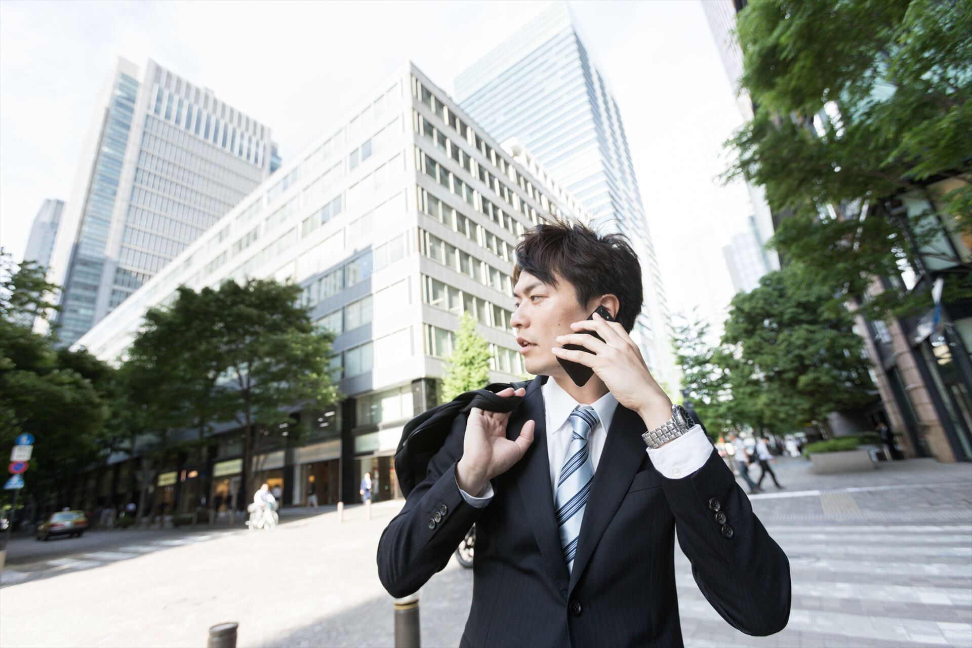 電話をする男性スタッフ